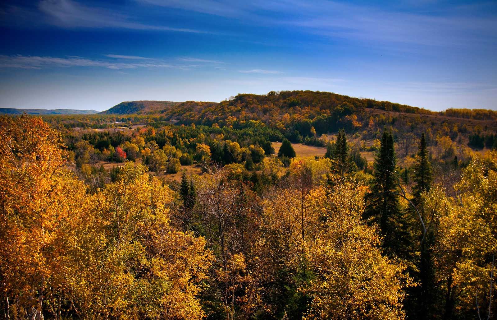The famous, breathtaking vista of Lake of the Clouds from the escarpment overlook in Porcupine Mountains Wilderness State Park during fal